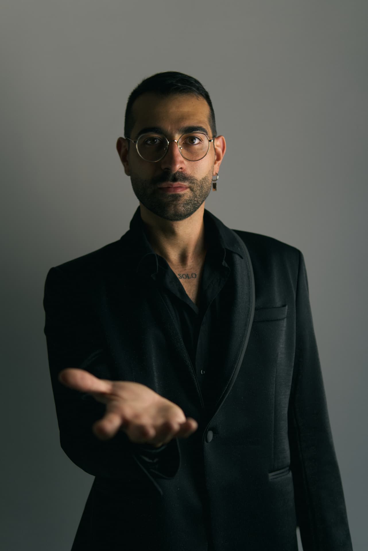 Ralgos, illusionista e mentalista, durante una performance